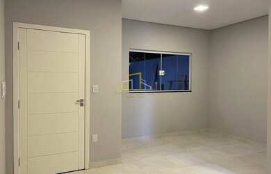 Imagem: A casa possui 2 Dormitórios, 2 Banheiros, 2 Vagas na garagem