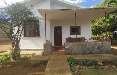 Imagem: A casa possui 3 Dormitórios, 1 Banheiro, 2 Vagas na garagem