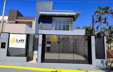 Imagem: A casa possui 3 Dormitórios, 3 Banheiros, 215m² de Área e