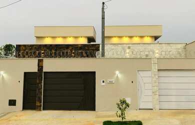 Imagem: A casa possui 3 Dormitórios, 2 Banheiros, 4 Vagas na garagem