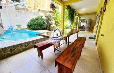 Imagem: A casa possui 3 Dormitórios, 5 Banheiros, 2 Vagas na garagem