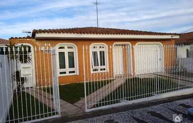 Imagem: A casa possui 3 Dormitórios, 3 Banheiros, 2 Vagas na garagem