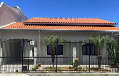 Imagem: A casa possui 3 Dormitórios, 2 Banheiros, 4 Vagas na garagem