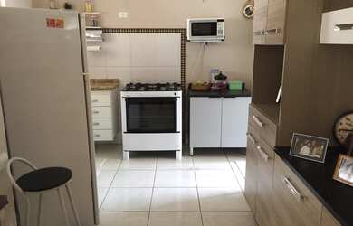 Imagem: A casa possui 3 Dormitórios, 2 Banheiros, 2 Vagas na garagem