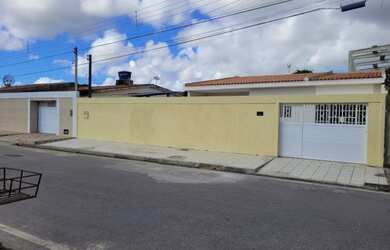 Imagem: A casa possui 3 Dormitórios, 2 Banheiros, 2 Vagas na garagem