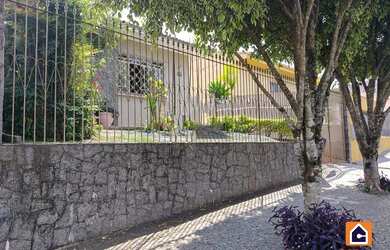 Imagem: A casa possui 3 Dormitórios, 1 Banheiro, 3 Vagas na garagem