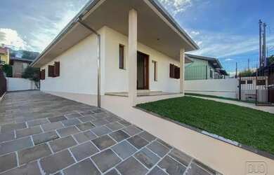 Imagem: A casa possui 3 Dormitórios, 2 Banheiros, 2 Vagas na garagem