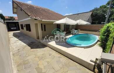 Imagem: A casa possui 4 Dormitórios, 2 Banheiros, 5 Vagas na garagem