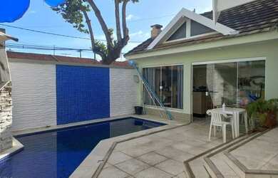 Imagem: A casa possui 5 Dormitórios, 4 Banheiros, 4 Vagas na garagem