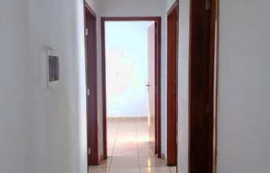 Imagem: A casa possui 3 Dormitórios, 2 Banheiros, 2 Vagas na garagem