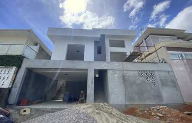 Imagem: A casa possui 3 Dormitórios, 3 Banheiros, 2 Vagas na garagem