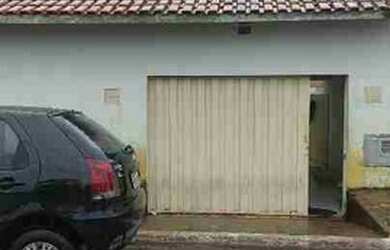 Imagem: A casa possui 2 Dormitórios, 1 Banheiro, 1 Vaga na garagem
