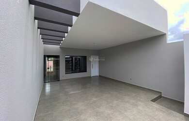 Imagem: A casa possui 2 Dormitórios, 1 Banheiro, 2 Vagas na garagem