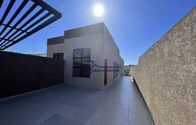 Imagem: A casa possui 3 Dormitórios, 2 Banheiros, 2 Vagas na garagem