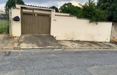 Imagem: A casa possui 5 Dormitórios, 3 Banheiros, 4 Vagas na garagem