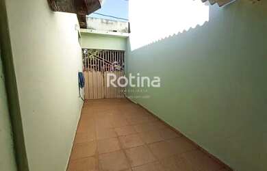 Imagem: A casa possui 2 Dormitórios, 2 Banheiros, 1 Vaga na garagem