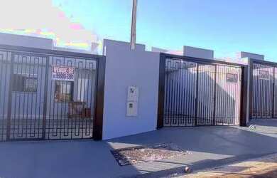 Imagem: A casa possui 2 Dormitórios, 1 Banheiro, 2 Vagas na garagem