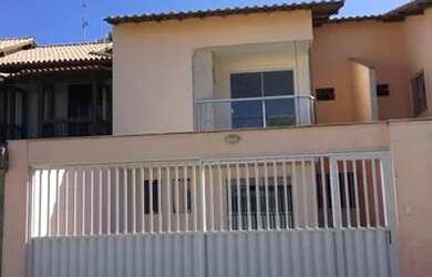 Imagem: A casa possui 3 Dormitórios, 3 Banheiros e 2 Vagas na garagem