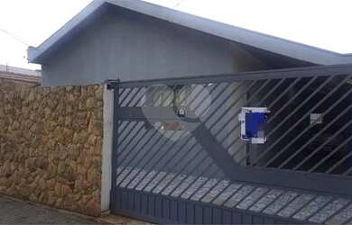 Imagem: A casa possui 4 Dormitórios, 3 Banheiros, 4 Vagas na garagem