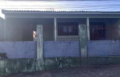 Imagem: A casa possui 3 Dormitórios, 2 Banheiros, 200m² de Área e