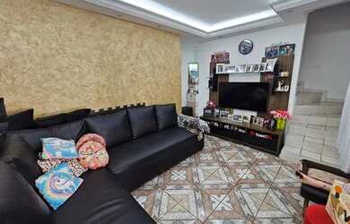 Imagem: A casa possui 2 Dormitórios, 1 Banheiro, 2 Vagas na garagem