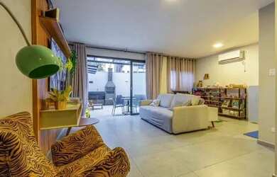 Imagem: A casa possui 3 Dormitórios, 4 Banheiros, 2 Vagas na garagem