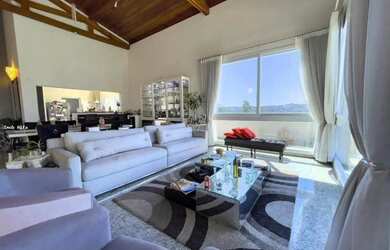 Imagem: A casa possui 3 Dormitórios, 3 Banheiros, 5 Vagas na garagem