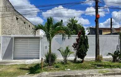 Imagem: A casa possui 2 Dormitórios, 2 Banheiros, 3 Vagas na garagem
