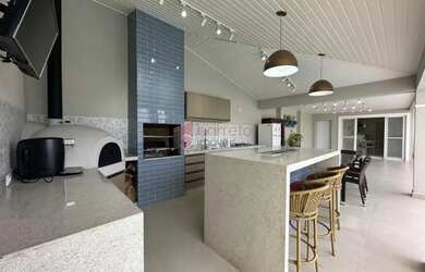 Imagem: A casa em condomínio possui 5 Dormitórios, 5 Banheiros, 4