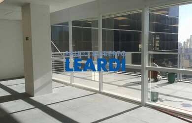 Imagem: O depósito possui 4 Vagas na garagem, 356m² de Área e está