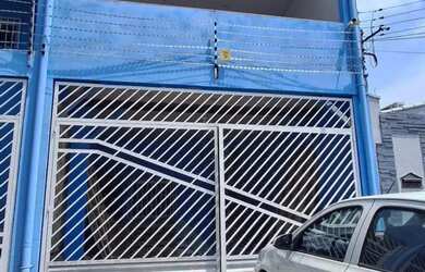 Imagem: A casa possui 3 Dormitórios, 2 Banheiros, 2 Vagas na garagem