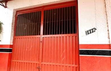 Imagem: A casa possui 1 Dormitório, 1 Banheiro, 1 Vaga na garagem e