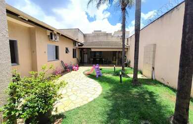 Imagem: A casa possui 3 Dormitórios, 3 Banheiros, 2 Vagas na garagem