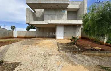 Imagem: A casa em condomínio possui 3 Dormitórios, 4 Banheiros, 4