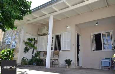 Imagem: A casa possui 4 Dormitórios, 2 Banheiros, 2 Vagas na garagem