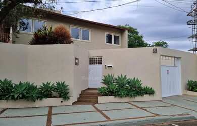 Imagem: O depósito possui 3 Vagas na garagem, 292m² de Área e está