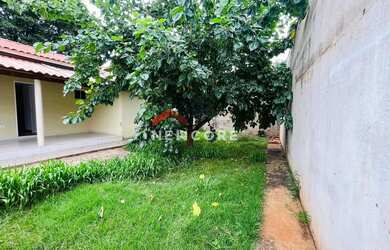 Imagem: A casa possui 4 Dormitórios, 1 Banheiro, 2 Vagas na garagem