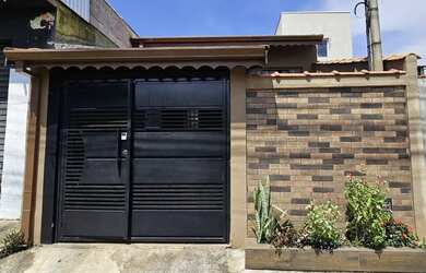 Imagem: A casa possui 2 Dormitórios, 2 Banheiros, 2 Vagas na garagem