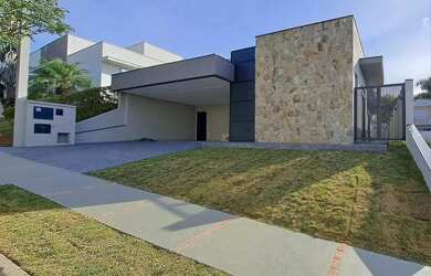 Imagem: A casa possui 3 Dormitórios, 5 Banheiros, 4 Vagas na garagem