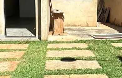 Imagem: A casa possui 3 Dormitórios, 2 Banheiros, 2 Vagas na garagem