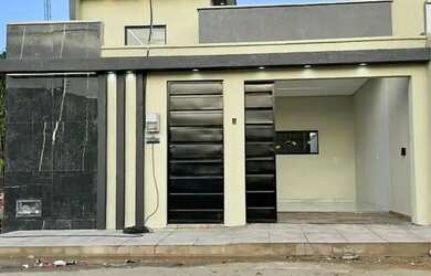 Imagem: A casa possui 3 Dormitórios, 2 Banheiros, 1 Vaga na garagem