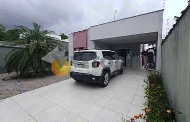 Imagem: A casa possui 3 Dormitórios, 2 Banheiros, 3 Vagas na garagem