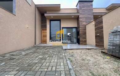 Imagem: A casa possui 3 Dormitórios, 2 Banheiros, 2 Vagas na garagem