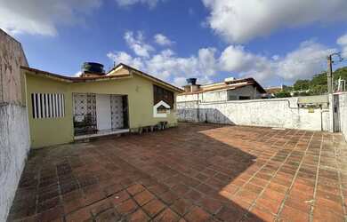 Imagem: A casa possui 3 Dormitórios, 1 Banheiro, 2 Vagas na garagem