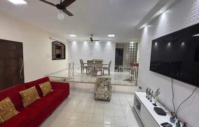 Imagem: A casa possui 3 Dormitórios, 1 Banheiro, 2 Vagas na garagem