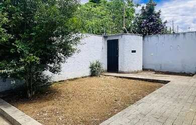 Imagem: A casa possui 3 Dormitórios, 4 Banheiros, 5 Vagas na garagem