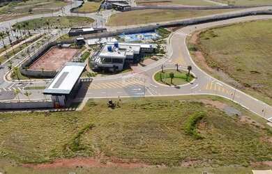 Imagem: O terreno possui 450m² de Área e está localizado em Ville