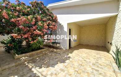 Imagem: A casa possui 2 Dormitórios, 2 Banheiros, 2 Vagas na garagem