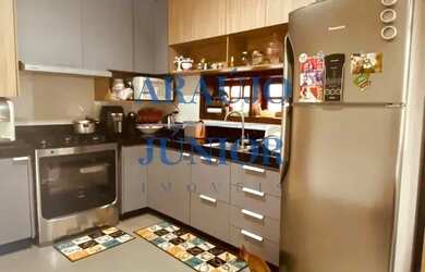 Imagem: A casa possui 3 Dormitórios, 3 Banheiros, 2 Vagas na garagem