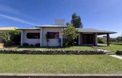 Imagem: A casa possui 4 Dormitórios, 3 Banheiros, 2 Vagas na garagem